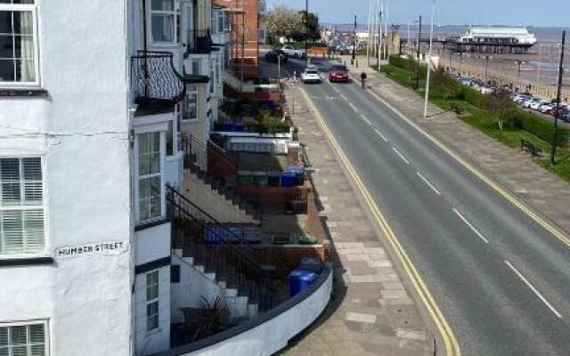 Eastcliffe Penthouse, 2 beds & bathrooms with parking