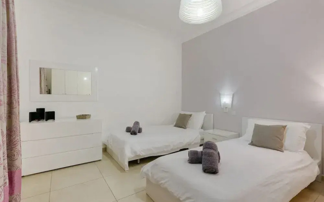 Luxury Apt With Side Seaviews and Pool, Best Location
