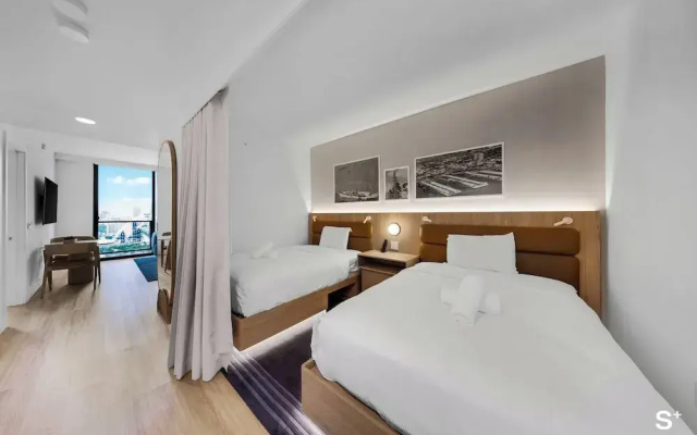 Modern 1BD & Den With City Views