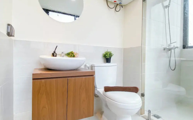 Modern Look And Restful 3Br At Meikarta Apartment