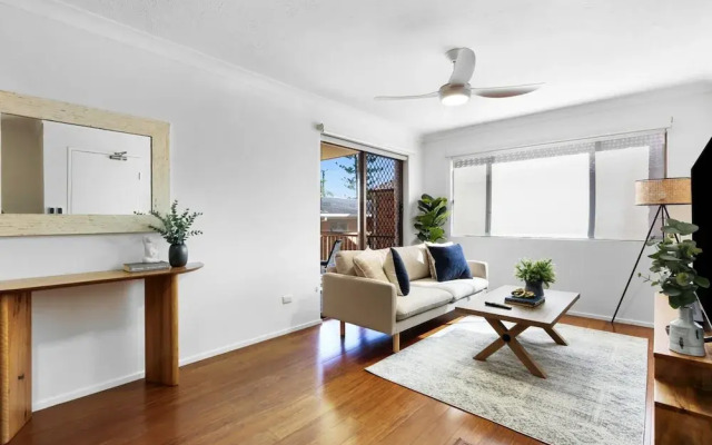 Coastal 2-bed With Balcony, 200m From Beach