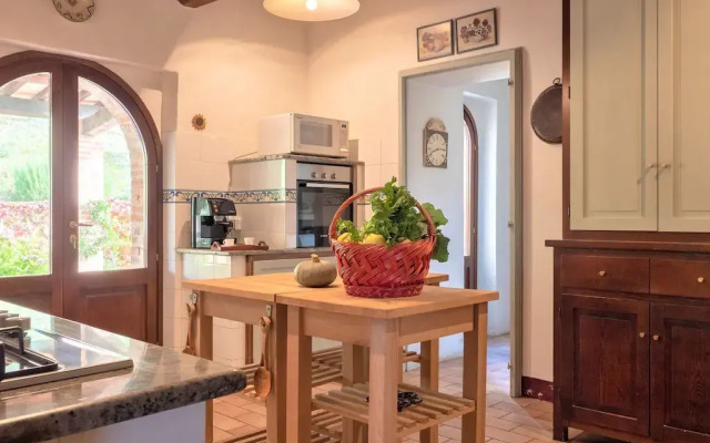 Beautiful Villa in San Giovanni del Pantano With Pool