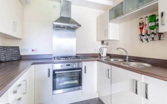 Modern 2 Bedroom Property In Stylish Complex