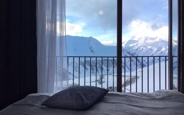 VISTA GUDAURI- Family, Friends and the Mountains