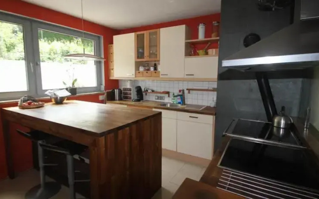 Haus mit Badeteich und Blick zum See