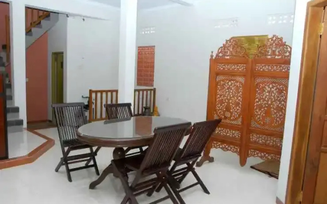 OYO 1306 Kraton Mas Family Residence
