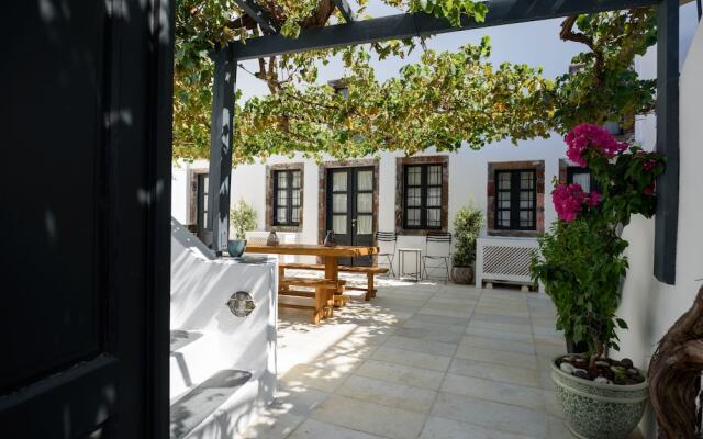Firalia, Casa In Rock Suites