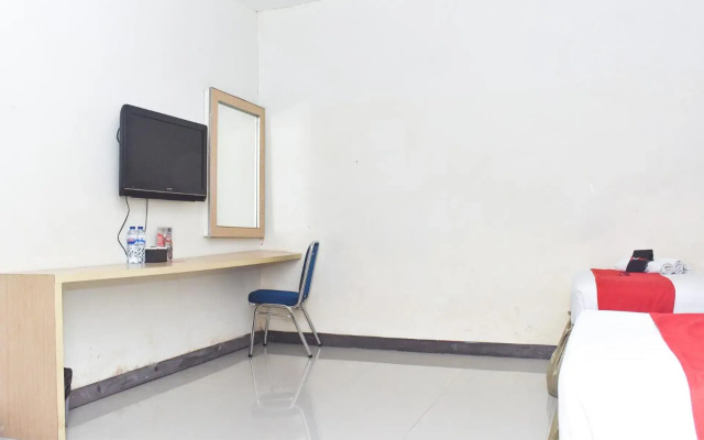 RedDoorz Plus near Sultan Hasanuddin Airport
