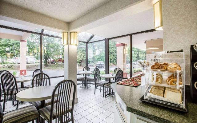 Econo Lodge South