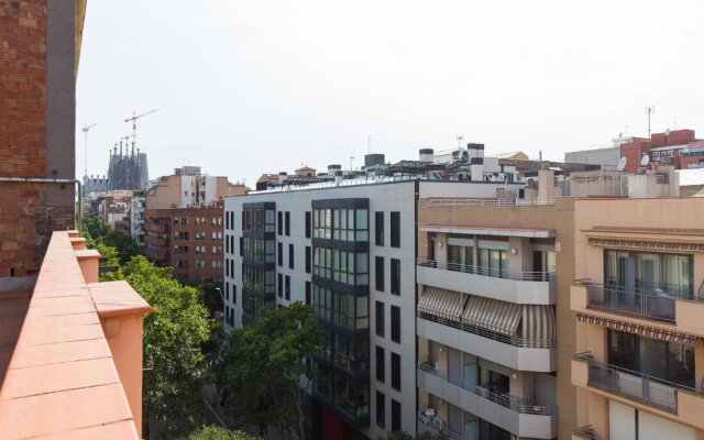 Lovely and Convenient Sagrada Familia Apartment