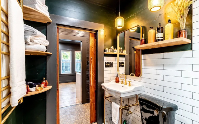 Best Location in Downtown NB Golf Cart Included!