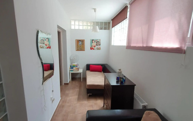 Apartment in Loutra Elenis With Garden