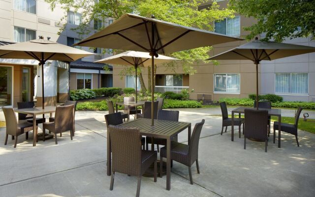 Courtyard Edison Woodbridge