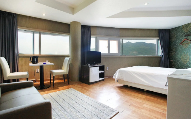 J hotel