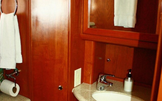 Dockside Boat & Bed Long Beach
