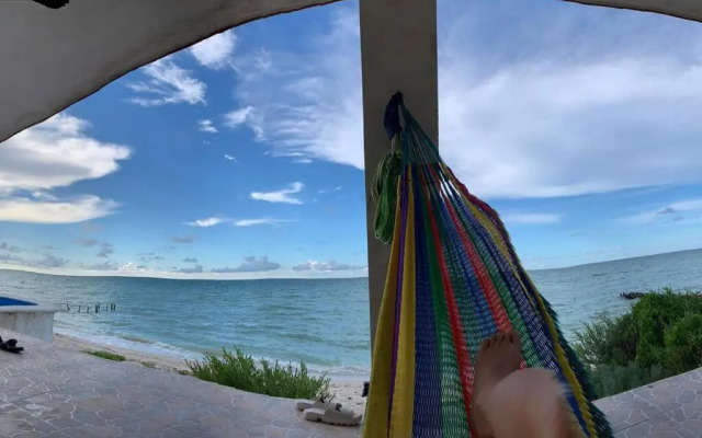 La Casa Amarilla Frente al Mar