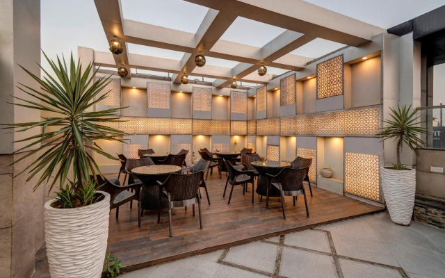 Treebo Riddhi Paradise - 15 mins from Airport