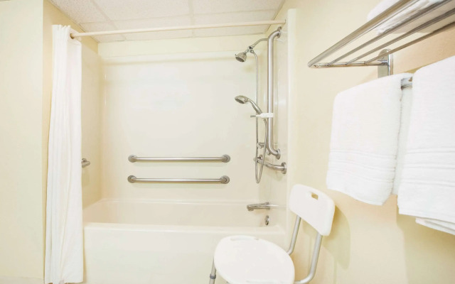 Super 8 by Wyndham Clinton