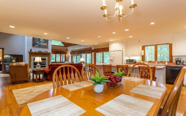 Luxury Wintergreen Near Golf Course Pool Access