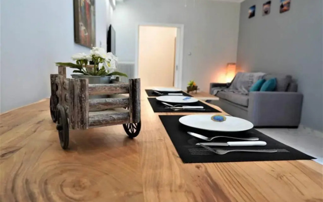 Athens Central 3BD Apartment next to Metro Luxury