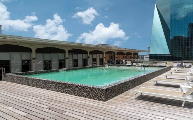 Downtown Dallas CozySuites w/ roof pool, gym #8