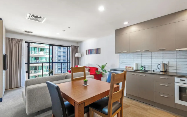 City Getaway 1BR Apt w Pool & Gym I Zodiak Stays