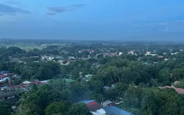 Spacious Modern Condo with Balcony