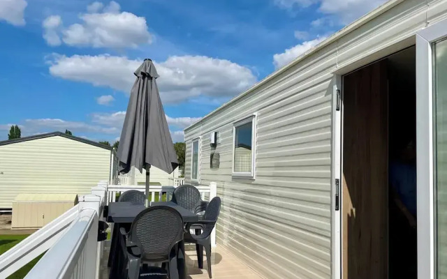 Cosy 3 Bedroom Caravan in South Cerney