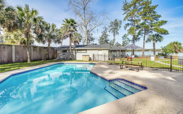 Riverfront Savannah Getaway w/ Pool & Dock!