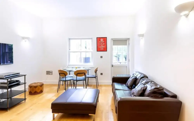 Bright & Comfortable Angel Apartment