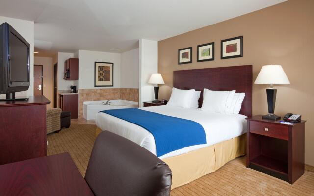 Holiday Inn Express & Suites Antigo, an IHG Hotel