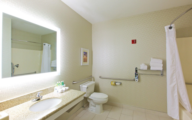 Holiday Inn Express Fargo-West Acres by IHG
