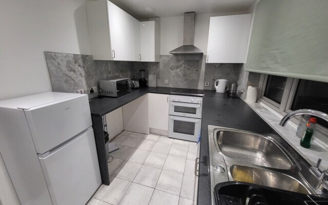 Charming 2-bed Apartment in Grays