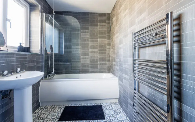 Darlington 4Bd Home: Modern Comfort & Free Parking