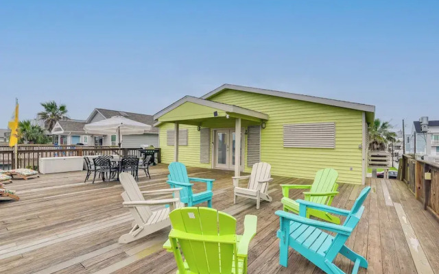 Private Dock & Kayaks: Coastal Gem in Galveston