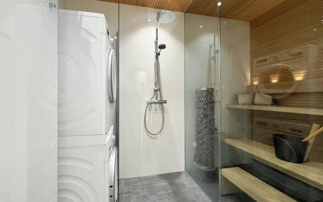 Stylish Downtown 2BR Flat with Sauna and Work Area