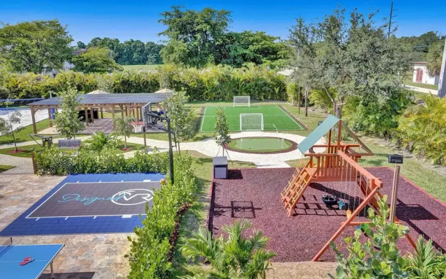Lavish 8 Br Estate with Pool & Courts