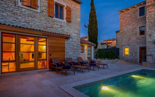 Beautiful Villa Consisting of two Houses With Private Pool, Near Pula and Beach