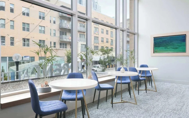 CozySuites - Current at the Banks