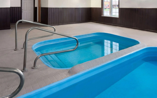 AmericInn by Wyndham Eagle River Downtown