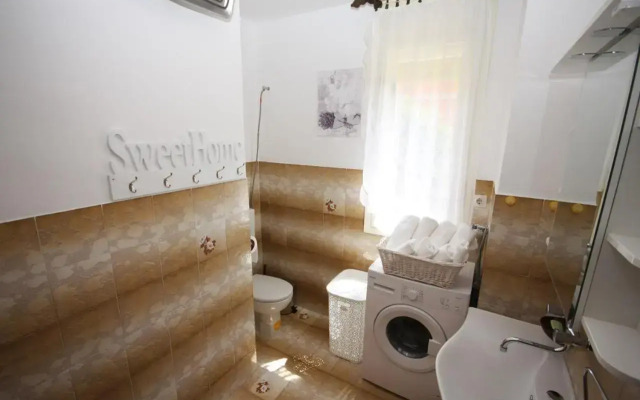 Two bedroom apartment, nice neighborhood, free parking, WiFi