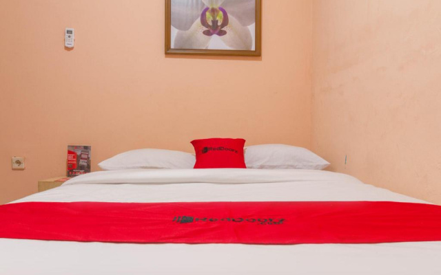 RedDoorz near Istana Plaza 2