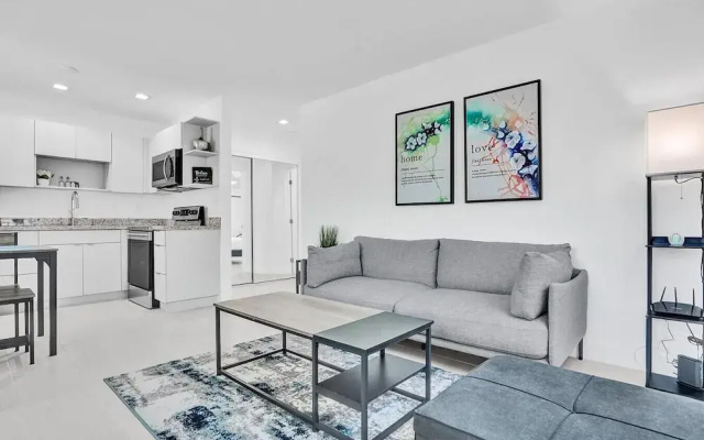 Modern Hallandale Apt w/ Backyard Near Beach