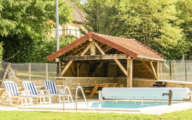 Beautiful Holiday Home in Cressensac with Swimming Pool