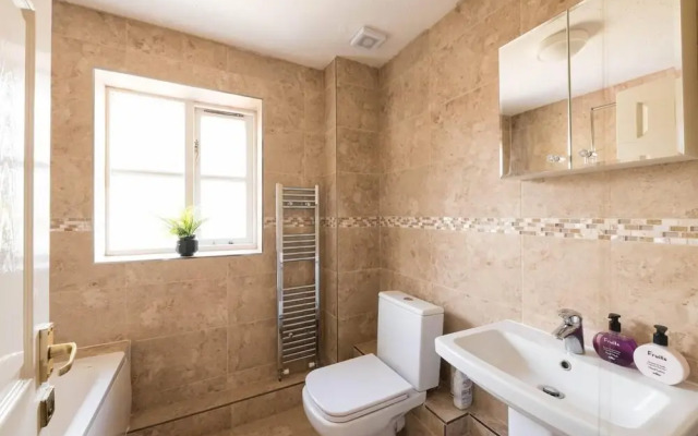 Modern & Spacious - Walk to London Excel- Parking