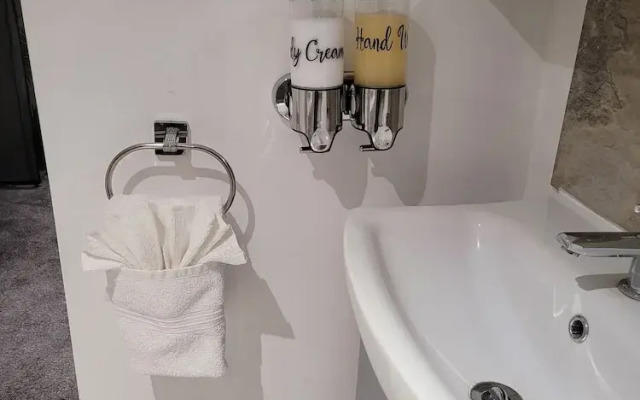 Hidden Treasure- 2 Beds Sleeps 3 Gillingham