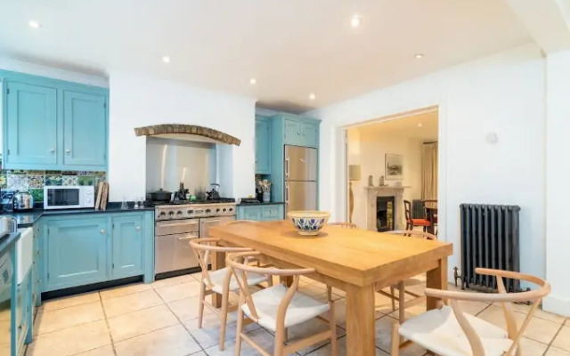 Tremendous House For 10 Guests With Large Garden