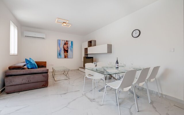 Stylish 2BR Apartment in Central St Julians