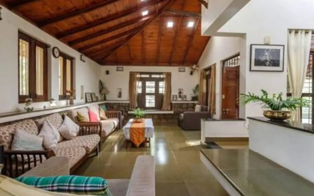 Kerala Style Villa by Stayjade | AC | 4bhk | fishpond