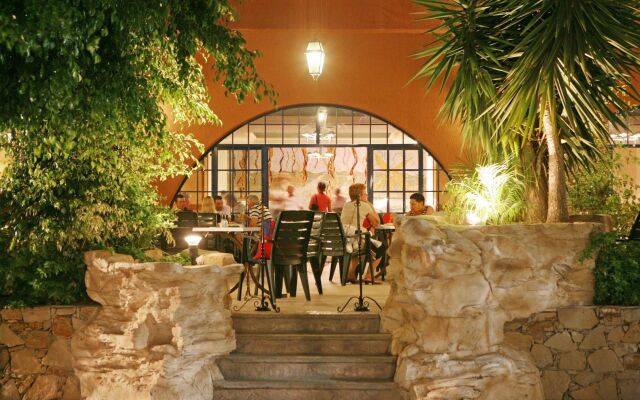 Navarria Hotel